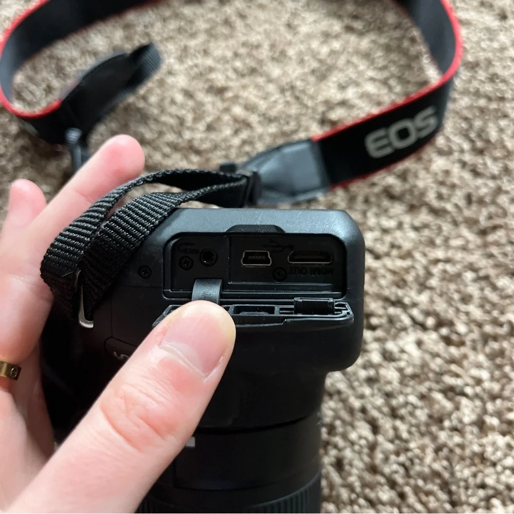 *IN NEED OF REPAIR* Canon EOS Rebel T5 Camera